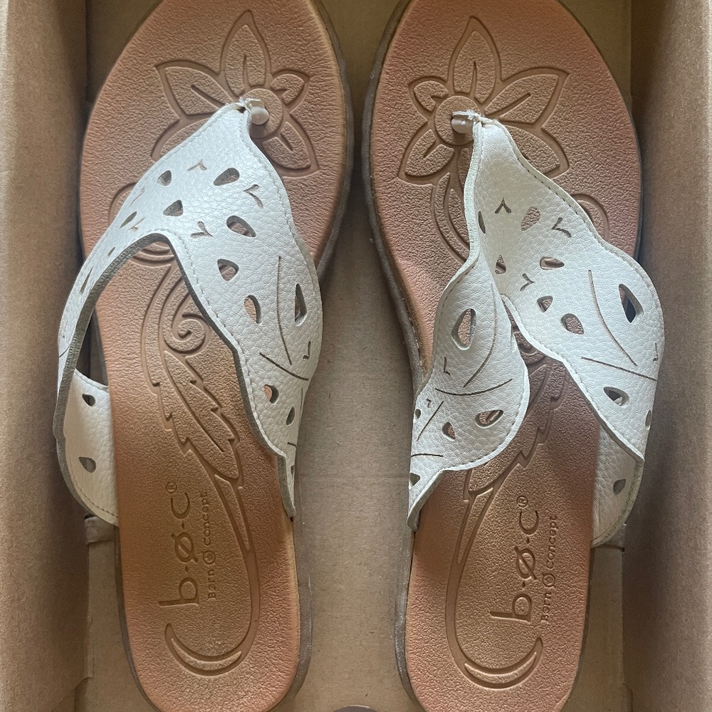 Brand New Women’s B.O.C. White Thong Sandals
